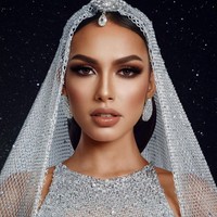 Berlanjut ke sesi gaun malam, Erica Robin mengenakan gaun berpotongan mermaid dari material fishnet yang dipercantik taburan kristal, membuat penampilannya berkilauan. Busana rancangan Furne One Amato ini dikengkapi selendang panjang yang dikenakan sebagai kerudung. Foto: Dok. Instagram @ericarobin_official.