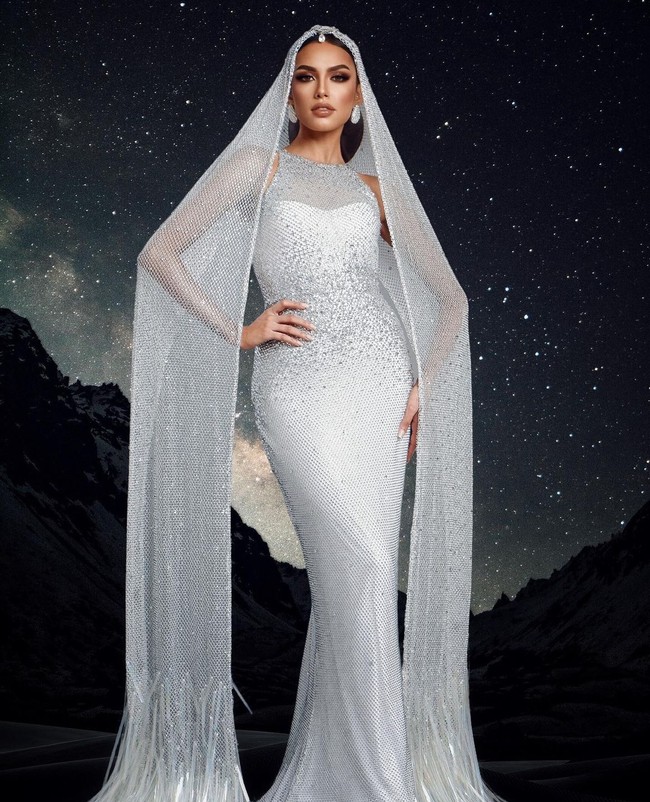 Erica Robin menempati posisi 20 besar kontes Miss Universe 2023. Dia mencetak sejarah sebagai wanita pertama yang mewakili Pakistan dalam kontes kecantikan tersebut.  Foto: Dok. Instagram @ericarobin_official.