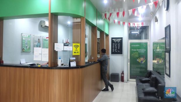 Money changer Dolarasia, Melawai, Jakarta. (CNBC Indonesia/Rosseno Aji Nugroho)
