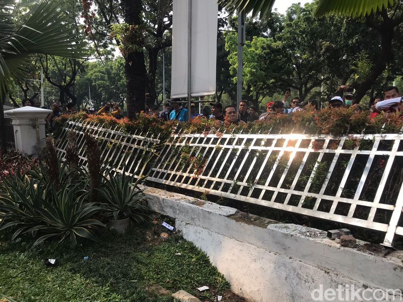 Pagar Balai Kota DKI dirusak massa buruh. (Fitrya Anugrah Kusumah/detikcom)