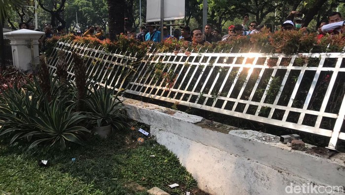 Pagar Balai Kota DKI dirusak massa buruh. (Fitrya Anugrah Kusumah/detikcom)