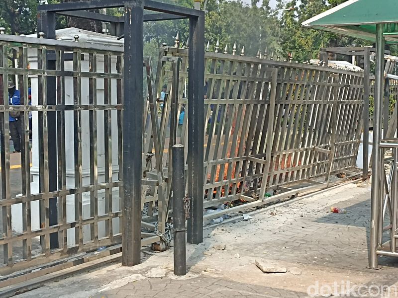 Pagar Balai Kota DKI dirusak massa buruh. (Fitrya Anugrah Kusumah/detikcom)