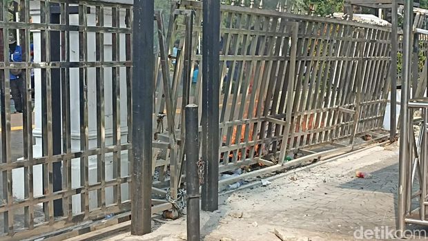 Pagar Balai Kota DKI dirusak massa buruh. (Fitrya Anugrah Kusumah/detikcom)