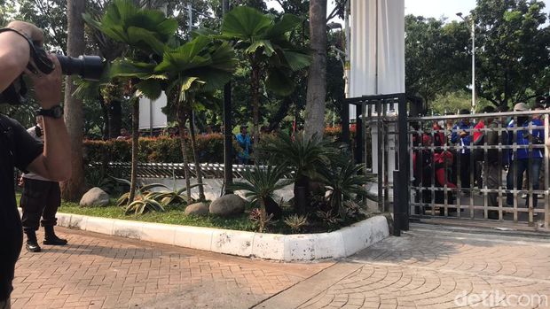 Pagar Balai Kota DKI dirusak massa buruh. (Fitrya Anugrah Kusumah/detikcom)