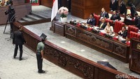 Rapat paripurna pengesahan calon Panglima TNI yang baru dipimpin oleh Ketua DPR Puan Maharani. Hadir pula pimpinan lain, yakni Wakil Ketua DPR RI Sufmi Dasco Ahmad, Lodewijk Paulus, dan Rachmat Gobel.  