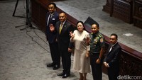 Jenderal Agus Subiyanto didampingi pimpinan DPR melambaikan tangannya saat rapat paripurna ke-9 Masa Persidangan II tahun sidang 2023-2024.  