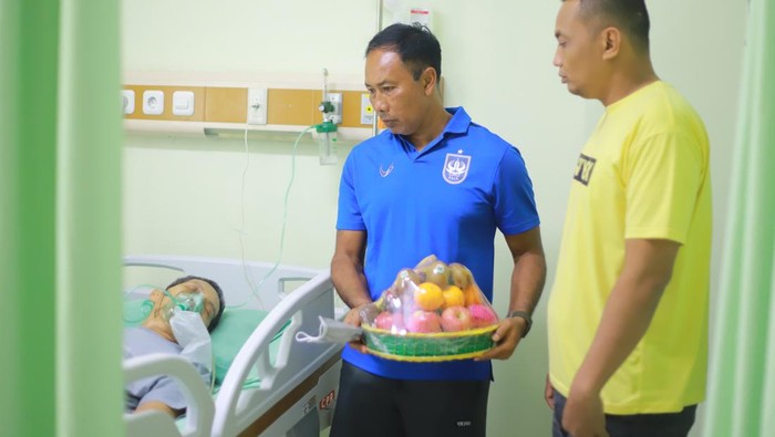 Pelatih kiper PSIS Semarang I Komang Putra saat menjenguk eks pelatih PSIS Edy Paryono. Foto diunggah Selasa (21/11/2023).