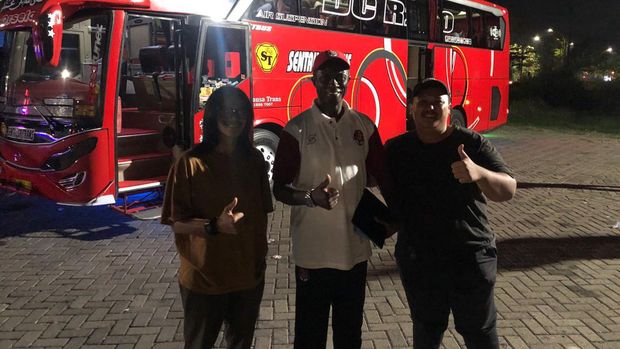 Pelatih persekat ketinggalan bus