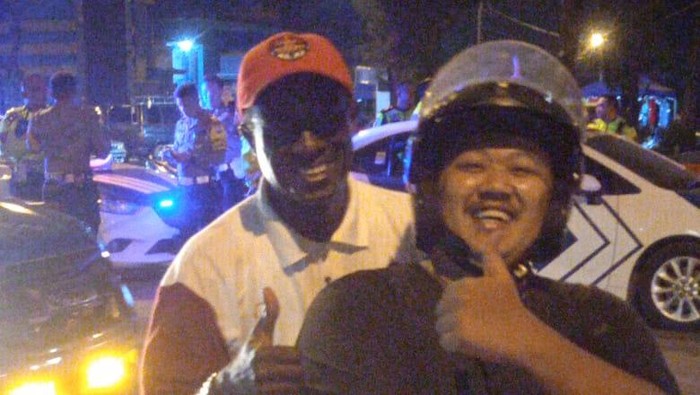 Pelatih persekat ketinggalan bus