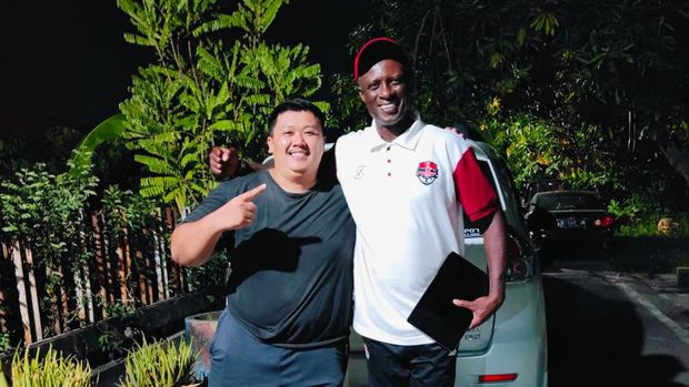 Pelatih persekat ketinggalan bus