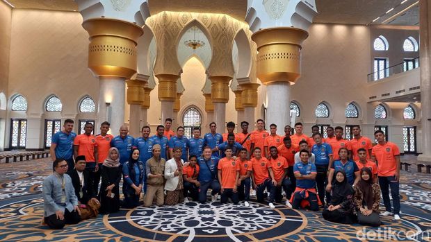 Pemain dan ofisial Timnas Ekuador U-17 berkunjung ke Masjid Sheikh Zayed Solo, Selasa (21/11/2023).