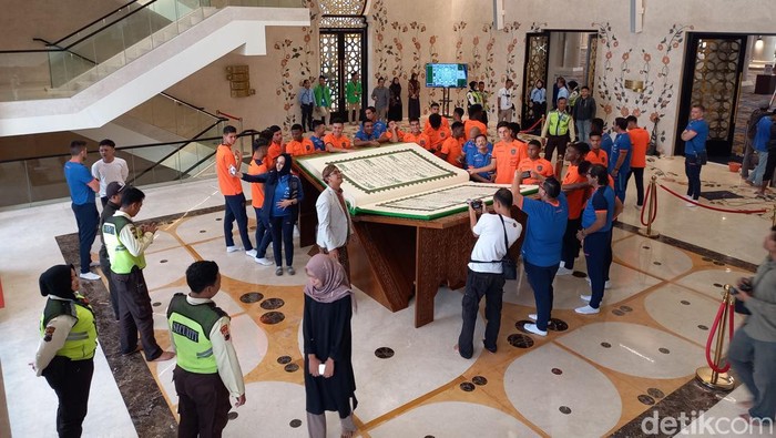 Pemain dan ofisial Timnas Ekuador U-17 berkunjung ke Masjid Sheikh Zayed Solo, Selasa (21/11/2023).