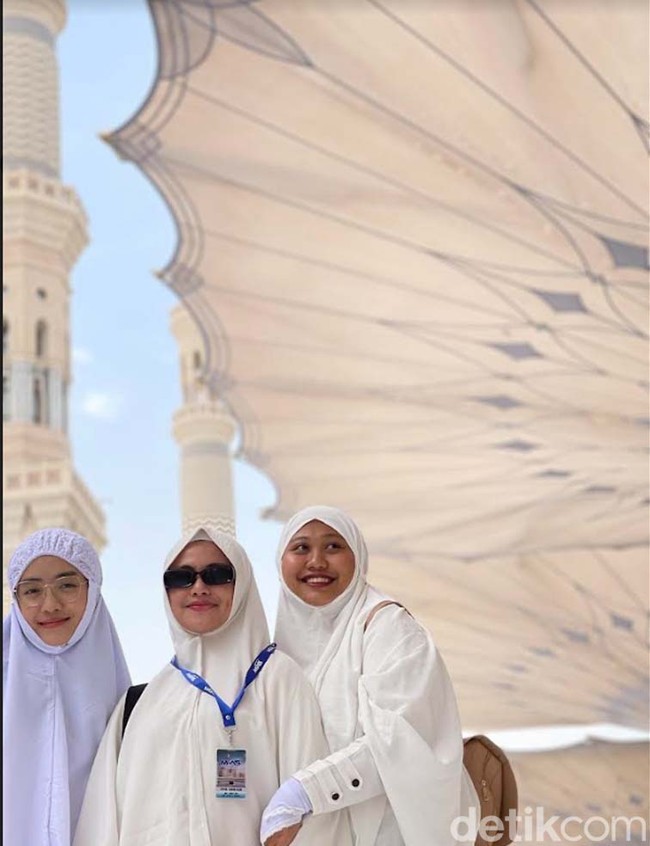 Setelah berada di Madinah selama beberapa hari, Aisha Nadine Sharikha, Niva Adillah dan Elwina Willianto bersiap menjalani ibadah umrah di Mekkah. Foto: Eny/Detikcom