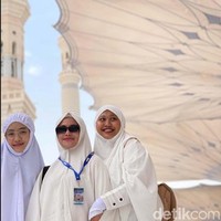 Setelah berada di Madinah selama beberapa hari, Aisha Nadine Sharikha, Niva Adillah dan Elwina Willianto bersiap menjalani ibadah umrah di Mekkah. Foto: Eny/Detikcom