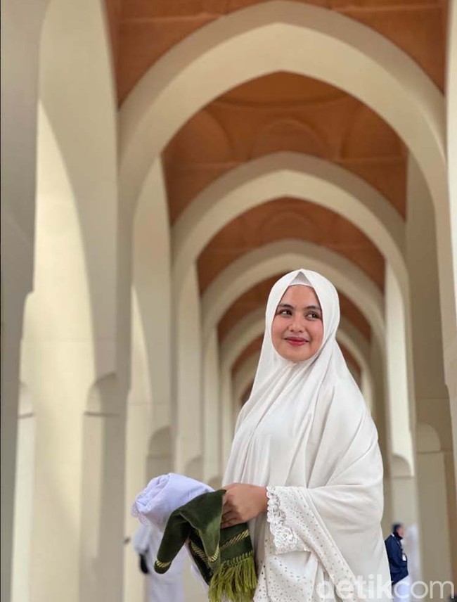Niva Adillah, juara kedua Emeron Hijab Hunt 2023 asal Aceh tampil dengan busana serba putih di Masjid Bir Ali, tempat miqat bagi jemaah haji/umrah yang berasal dari Madinah. Foto: Eny/Detikcom