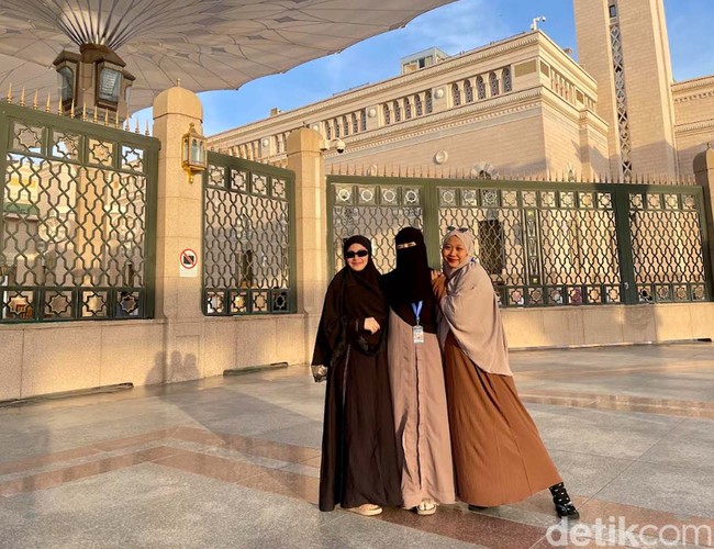 Aisha Nadine Sharikha, Niva Adillah dan Elwina Willianto berangkat dari Bandara Soekarno Hatta, Banten dan mendarat di Madinah. Foto: Eny/Detikcom