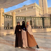 Aisha Nadine Sharikha, Niva Adillah dan Elwina Willianto berangkat dari Bandara Soekarno Hatta, Banten dan mendarat di Madinah. Foto: Eny/Detikcom