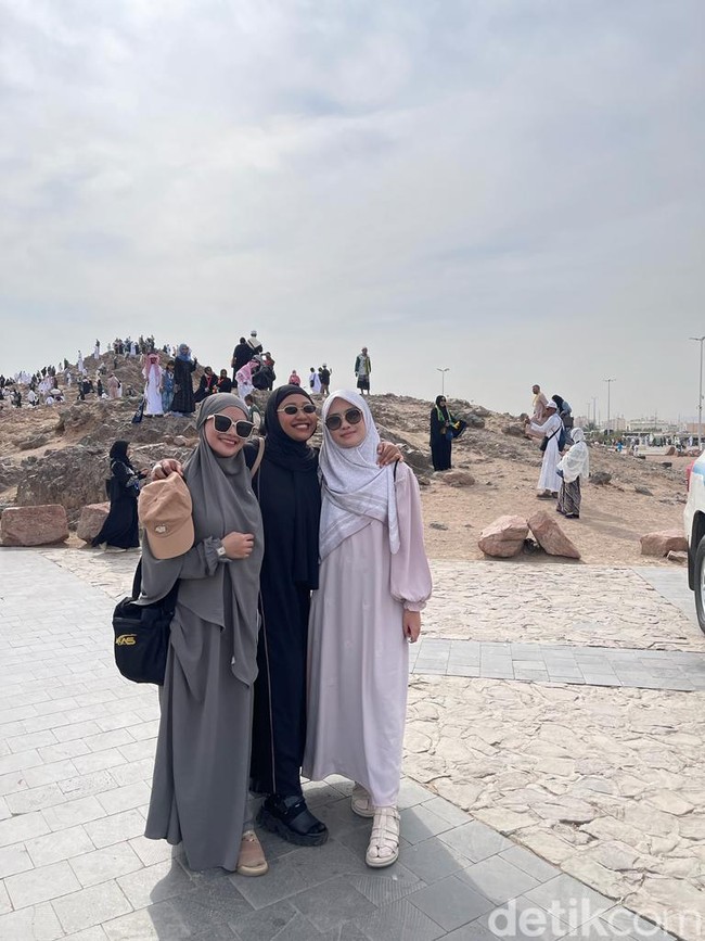 Saat mengikuti sesi tur kota Madinah, Aisha Nadine Sharikha, Niva Adillah dan Elwina Willianto mengunjungi Jabal Uhud atau Bukit Uhud. Berlokasi sekitar 5 kilometer sebelah utara kota Madinah, menurut buku Sejarah Terlengkap Nabi Muhammad SAW: Dari Sebelum Masa Kenabian hingga Sesudahnya oleh Abdurrahman bin Abdul Karim, Jabal Uhud adalah gunung yang kelak berada di surga. Jabal Uhud menjadi saksi dari perang dahsyat antara kaum muslimin melawan kaum musyrikin. Foto: Eny/Detikcom