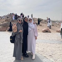 Saat mengikuti sesi tur kota Madinah, Aisha Nadine Sharikha, Niva Adillah dan Elwina Willianto mengunjungi Jabal Uhud atau Bukit Uhud. Berlokasi sekitar 5 kilometer sebelah utara kota Madinah, menurut buku Sejarah Terlengkap Nabi Muhammad SAW: Dari Sebelum Masa Kenabian hingga Sesudahnya oleh Abdurrahman bin Abdul Karim, Jabal Uhud adalah gunung yang kelak berada di surga. Jabal Uhud menjadi saksi dari perang dahsyat antara kaum muslimin melawan kaum musyrikin. Foto: Eny/Detikcom