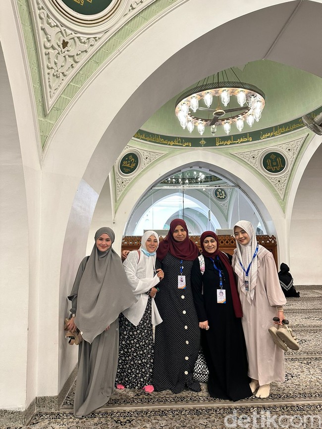 Pengalaman istimewa dirasakan Aisha dan Niva saat berkunjung ke Masjid Quba, Madinah. Masjid Quba adalah masjid pertama yang dibangun Rasulullah SAW saat pertama kali menginjakkan kakinya di Kota Madinah. Saat berada di Masjid Quba, Aisha Nadine dan Niva Adillah didatangi beberapa turis wanita asal Uzbekistan. Keduanya diajak foto bersama.  Foto: Eny/Detikcom