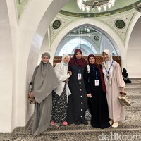 Pengalaman istimewa dirasakan Aisha dan Niva saat berkunjung ke Masjid Quba, Madinah. Masjid Quba adalah masjid pertama yang dibangun Rasulullah SAW saat pertama kali menginjakkan kakinya di Kota Madinah. Saat berada di Masjid Quba, Aisha Nadine dan Niva Adillah didatangi beberapa turis wanita asal Uzbekistan. Keduanya diajak foto bersama.  Foto: Eny/Detikcom