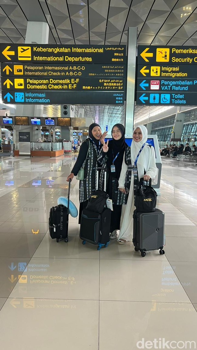 Juara pertama Emeron Hijab Hunt 2023 Aisha Nadine Sharikha, juara kedua Niva Adillah dan juara ketiga Elwina Willianto menjalani umrah yang merupakan hadiah dari Baitullah Super Apps untuk pemenang Emeron Hijab Hunt 2023. Foto: Eny/Detikcom