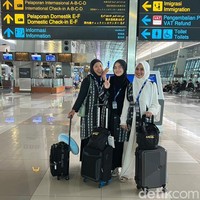 Juara pertama Emeron Hijab Hunt 2023 Aisha Nadine Sharikha, juara kedua Niva Adillah dan juara ketiga Elwina Willianto menjalani umrah yang merupakan hadiah dari Baitullah Super Apps untuk pemenang Emeron Hijab Hunt 2023. Foto: Eny/Detikcom
