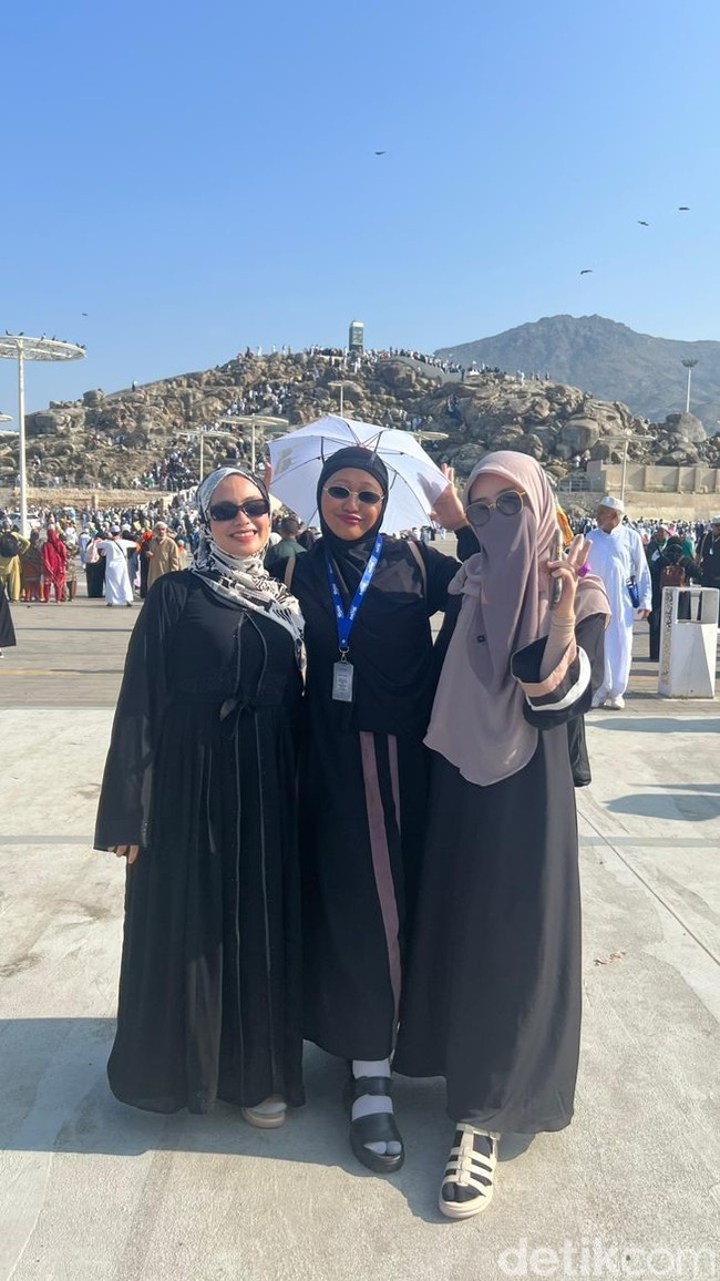 Saat berada di Mekkah, Aisha Nadine Sharikha, Niva Adillah dan Elwina Willianto juga berkesempatan mendatangi Jabal Rahmah, tempat yang diyakini menjadi lokasi pertemuan Adam dan Hawa setelah terpisah 300 tahun. Foto: Eny/Detikcom