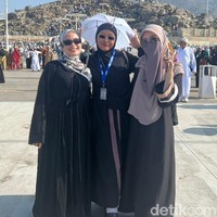 Saat berada di Mekkah, Aisha Nadine Sharikha, Niva Adillah dan Elwina Willianto juga berkesempatan mendatangi Jabal Rahmah, tempat yang diyakini menjadi lokasi pertemuan Adam dan Hawa setelah terpisah 300 tahun. Foto: Eny/Detikcom