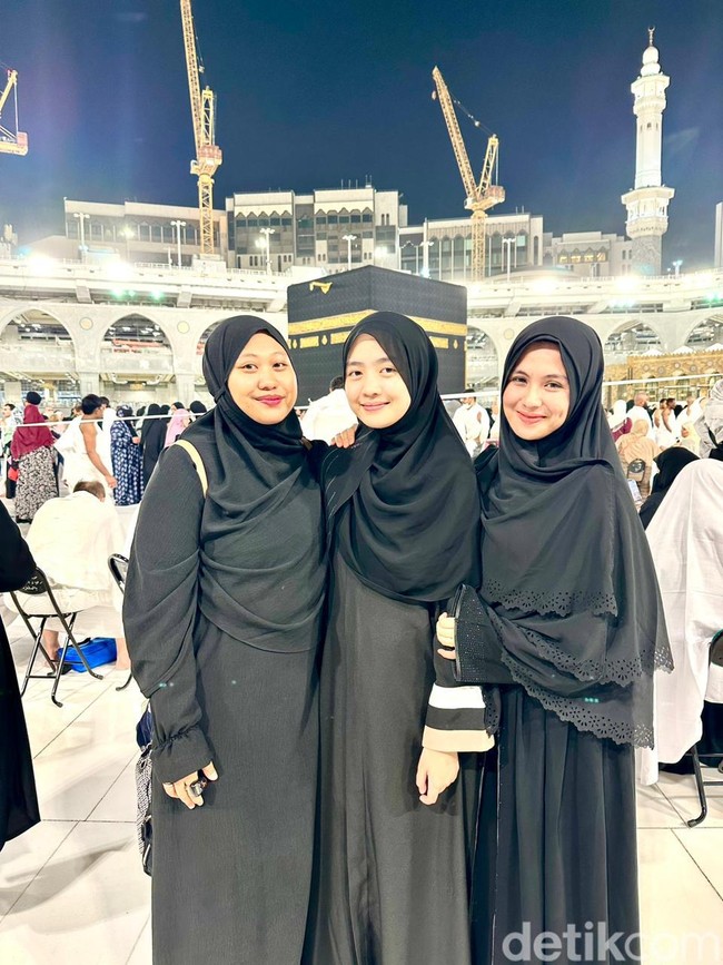 Inilah momen haru ketiga pemenang Emeron Hijab Hunt 2023 setelah selesai menjalani seluruh rukun umrah mulai dari niat ihram, tawaf, sai, memotong rambut, dan tertib. Ketiganya tak kuasa menahan haru selama menjalani tawaf mengelilingi Ka’bah. Foto: Eny/Detikcom