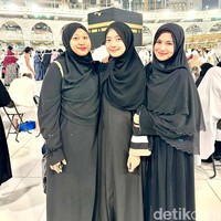 Inilah momen haru ketiga pemenang Emeron Hijab Hunt 2023 setelah selesai menjalani seluruh rukun umrah mulai dari niat ihram, tawaf, sai, memotong rambut, dan tertib. Ketiganya tak kuasa menahan haru selama menjalani tawaf mengelilingi Ka’bah. Foto: Eny/Detikcom