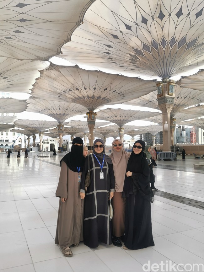 Setelah tiba di Madinah, Aisha, Niva dan Elwina langsung menjalani salat Magrib dan Isya berjamaah di Masjid Nabawi. Dan keesokan harinya, ketiganya bersama dengan Direktur Utama Baitullah, Eva Rista, bersiap menjalani salat tahajud di masjid yang sama serta ziarah ke makam Nabi Muhammad SAW di Raudhah. Foto: Eny/Detikcom