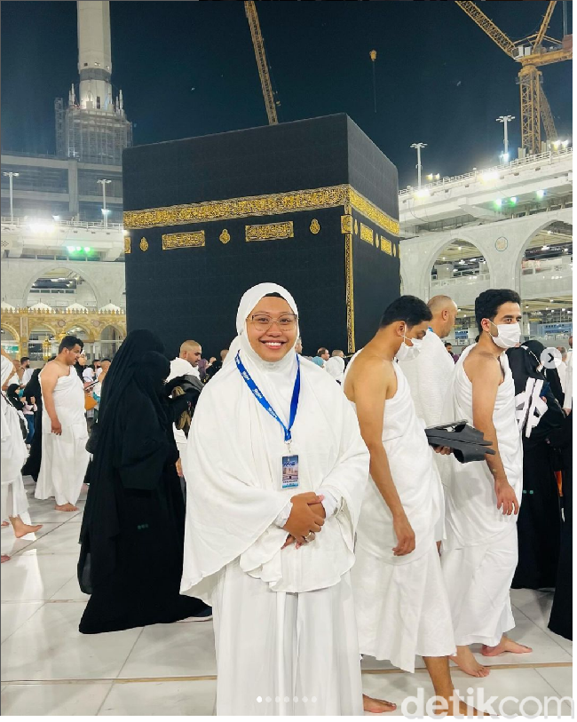 Elwina Willianto yang populer di Instagram dengan nama @ceritaibun___ mendapatkan pengalaman tak terlupakan saat umrah. Elwina bisa menyentuh Hajar Aswad. Hampir seluruh umat muslim yang beribadah ke Tanah Suci pasti memiliki keinginan menyentuh atau mencium Hajar Aswad. Oleh karena itu biasanya tak mudah menyentuh atau mencium Hajar Aswad karena ribuan orang yang umrah atau haji ingin mendapatkan kesempatan tersebut.  Foto: Eny/Detikcom