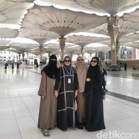 Setelah tiba di Madinah, Aisha, Niva dan Elwina langsung menjalani salat Magrib dan Isya berjamaah di Masjid Nabawi. Dan keesokan harinya, ketiganya bersama dengan Direktur Utama Baitullah, Eva Rista, bersiap menjalani salat tahajud di masjid yang sama serta ziarah ke makam Nabi Muhammad SAW di Raudhah. Foto: Eny/Detikcom