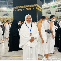 Elwina Willianto yang populer di Instagram dengan nama @ceritaibun___ mendapatkan pengalaman tak terlupakan saat umrah. Elwina bisa menyentuh Hajar Aswad. Hampir seluruh umat muslim yang beribadah ke Tanah Suci pasti memiliki keinginan menyentuh atau mencium Hajar Aswad. Oleh karena itu biasanya tak mudah menyentuh atau mencium Hajar Aswad karena ribuan orang yang umrah atau haji ingin mendapatkan kesempatan tersebut.  Foto: Eny/Detikcom