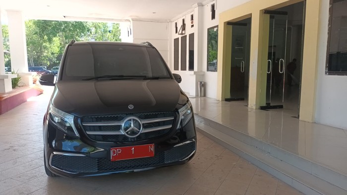 Penampakan mobil dinas mewah Pj Bupati Enrekang Baba.