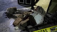 Danang menambahkan Handono akan dikenakan pasal 338 KUHP tentang pembunuhan. Adapun ancaman hukuman sekitar 15 tahun penjara. Sementara barang bukti yang diamankan termasuk satu buah selimut, kain, anting - anting dan foto kerangka manusia.