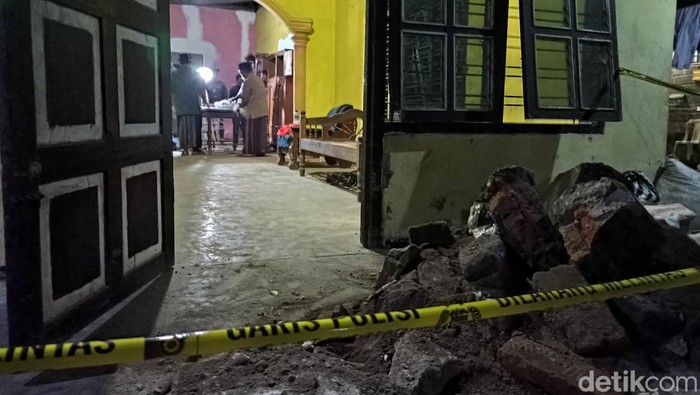 Kerangka manusia ditemukan terkubur dalam rumah warga di Desa Bacem, Ponggok, Kabupaten Blitar saat renovasi.