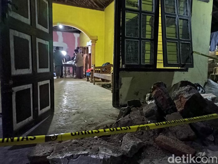 Kerangka manusia ditemukan terkubur dalam rumah warga di Desa Bacem, Ponggok, Kabupaten Blitar saat renovasi.