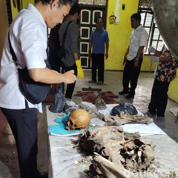 Kerangka manusia ditemukan terkubur dalam rumah warga di Desa Bacem, Ponggok, Kabupaten Blitar saat renovasi.