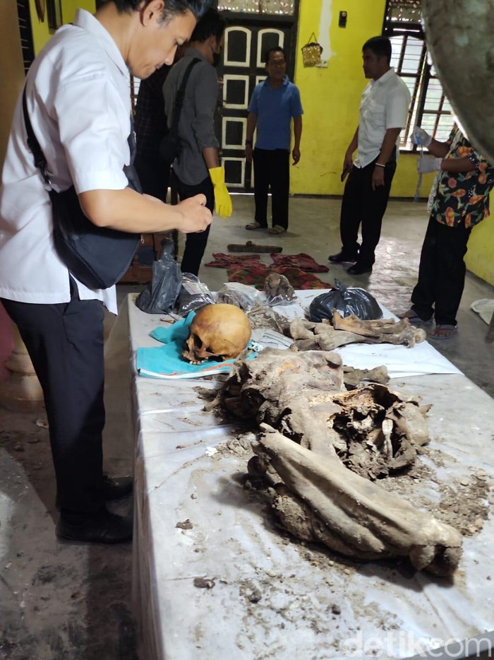 Kerangka manusia ditemukan terkubur dalam rumah warga di Desa Bacem, Ponggok, Kabupaten Blitar saat renovasi.