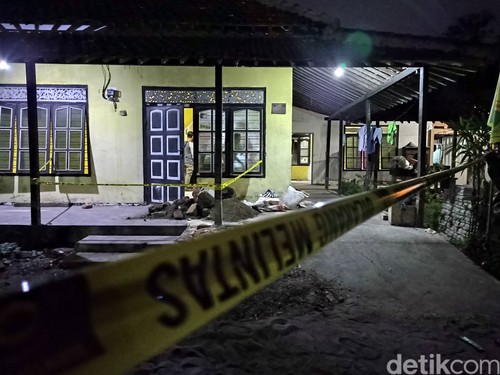 Kerangka manusia ditemukan terkubur dalam rumah warga di Desa Bacem, Ponggok, Kabupaten Blitar saat renovasi.