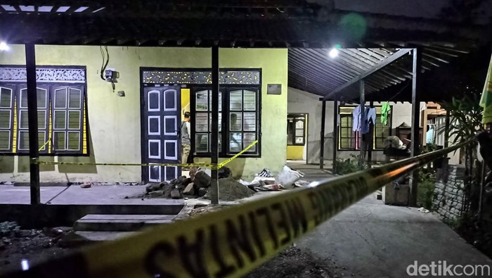 Kerangka manusia ditemukan terkubur dalam rumah warga di Desa Bacem, Ponggok, Kabupaten Blitar saat renovasi.