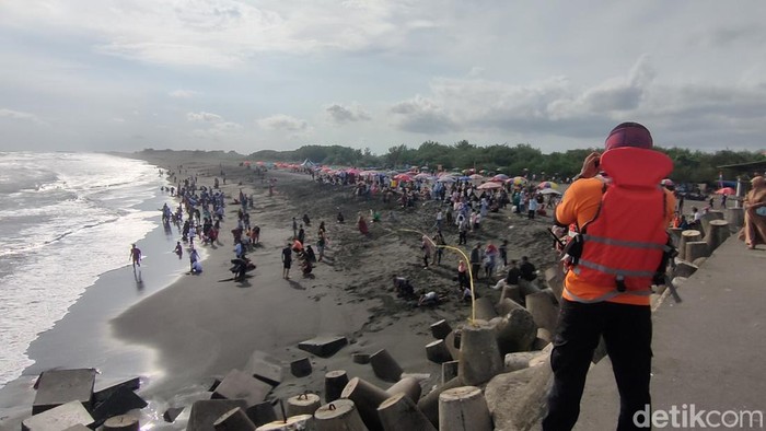 Pengunjung memadati Pantai Glagah, Temon, Kulon Progo, Rabu (4/5/2022).