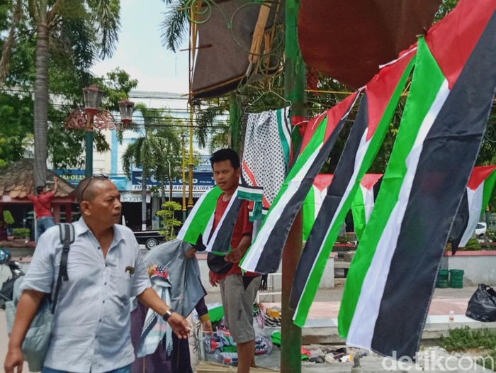 Penjual bendera Palestina di Alun-alun Klaten, Selasa (21/11/2023).