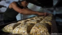 Toha terpaksa menaikkan harga tempe buatannya hingga Rp 5 ribu per bak. Tempe ukuran 50 x 150 cm naik dari Rp 125 ribu menjadi Rp 130 ribu, tempe 20 x 150 cm naik dari Rp 50 ribu menjadi Rp 55 ribu, sedangkan tempe 10 x 150 cm naik dari Rp 60 ribu menjadi Rp 65 ribu.