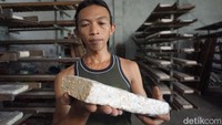Muhammad Toha (37), perajin tempe di Dusun Sroyo, Desa/Kecamatan Dlanggu, Mojokerto.,mengaku bisnis keluarga yang sudah berjalan 17 tahun ini sedikit goyah karena lonjakan harga kedelai impor sejak 1,5 bulan lalu.