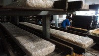 Sedangkan harga tempe dengan lebar 10 cm lebih mahal daripada yang 20 cm karena proses mencetaknya yang lebih rumit. Begitu juga dengan harga jual tempe kemasan plastik 250 gram. Toha menaikkannya dari Rp 10 ribu dapat 7 bungkus, menjadi Rp 10 ribu dapat 5 bungkus.