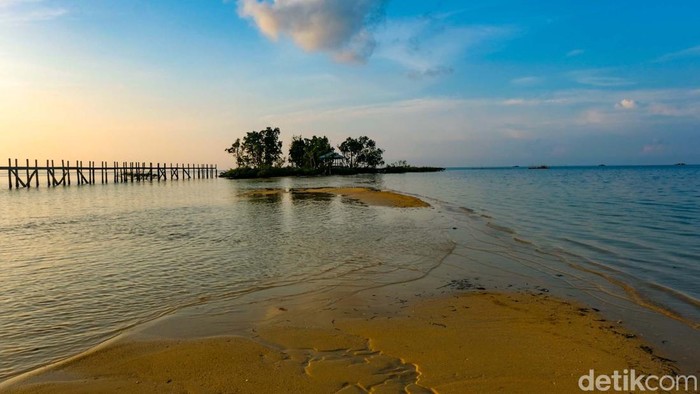 Pulau Paniki menjadi destinasi wisata favorit Minahasa Utara karena memiliki pasir timbul saat laut surut. Yuk, intip pesona Pulau Paniki.