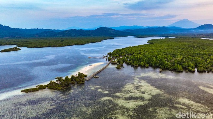 Pulau Paniki menjadi destinasi wisata favorit Minahasa Utara karena memiliki pasir timbul saat laut surut. Yuk, intip pesona Pulau Paniki.